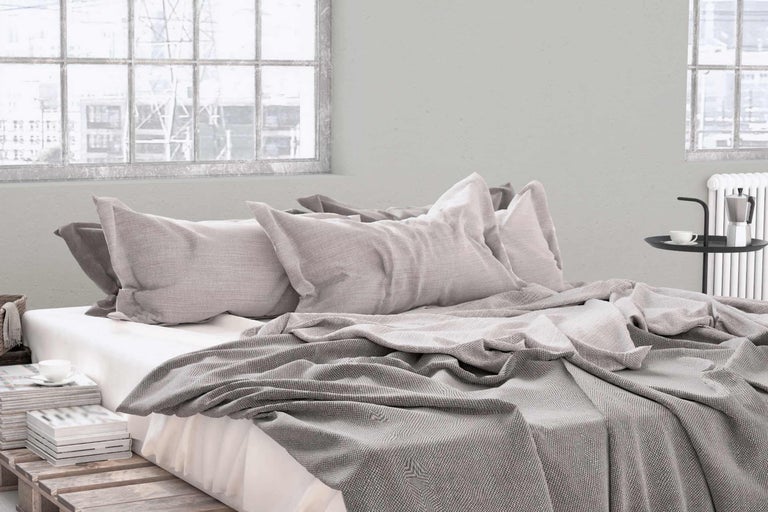 Lit avec coussins et couvre-lit dans la chambre