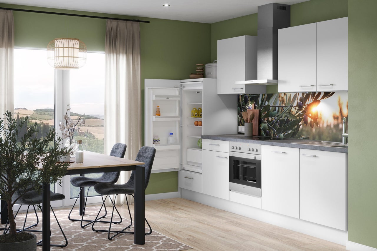 Cuisine claire avec table à manger, chaises et appareils modernes pour une ambiance agréable.
