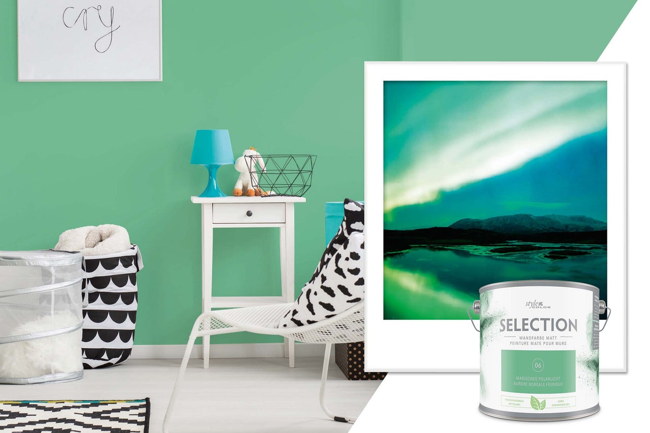 Pièce à vivre avec peinture murale vert menthe, mobilier et un pot de peinture portant la mention Selection peinture murale mate.