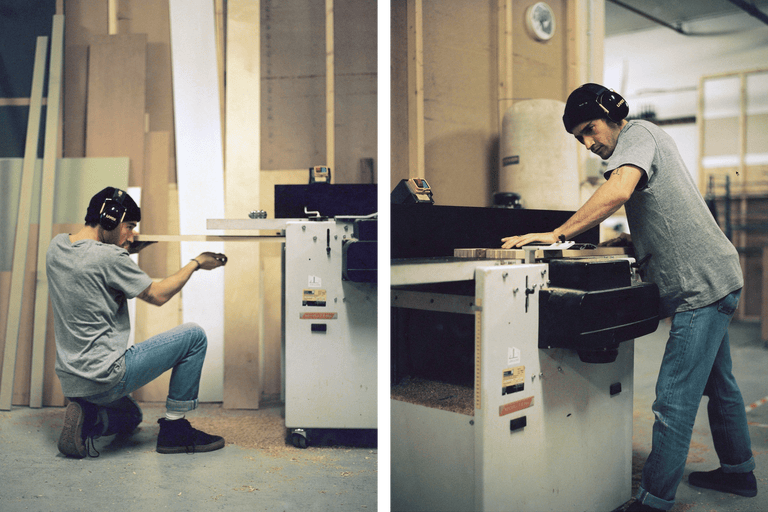 Deux hommes travaillent avec une raboteuse dans un atelier.