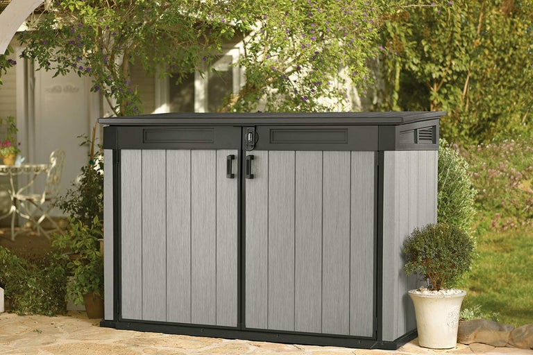 Armoire de jardin en plastique avec double porte dans le jardin