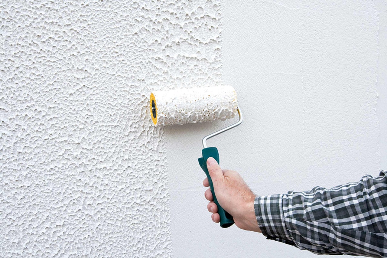 Conception de murs extérieurs avec enduit de structure et rouleau de peinture