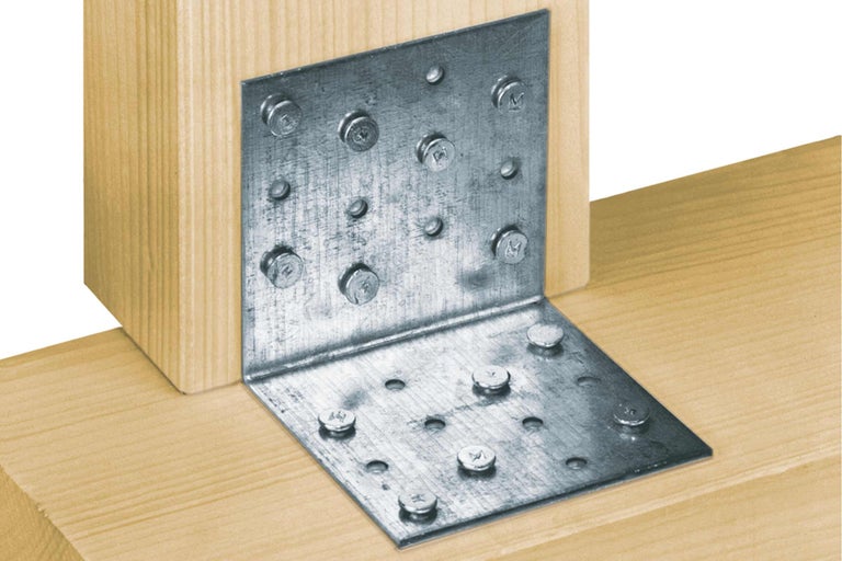 Équerre d'angle métallique fixée avec des vis à bois sur deux pièces de bois