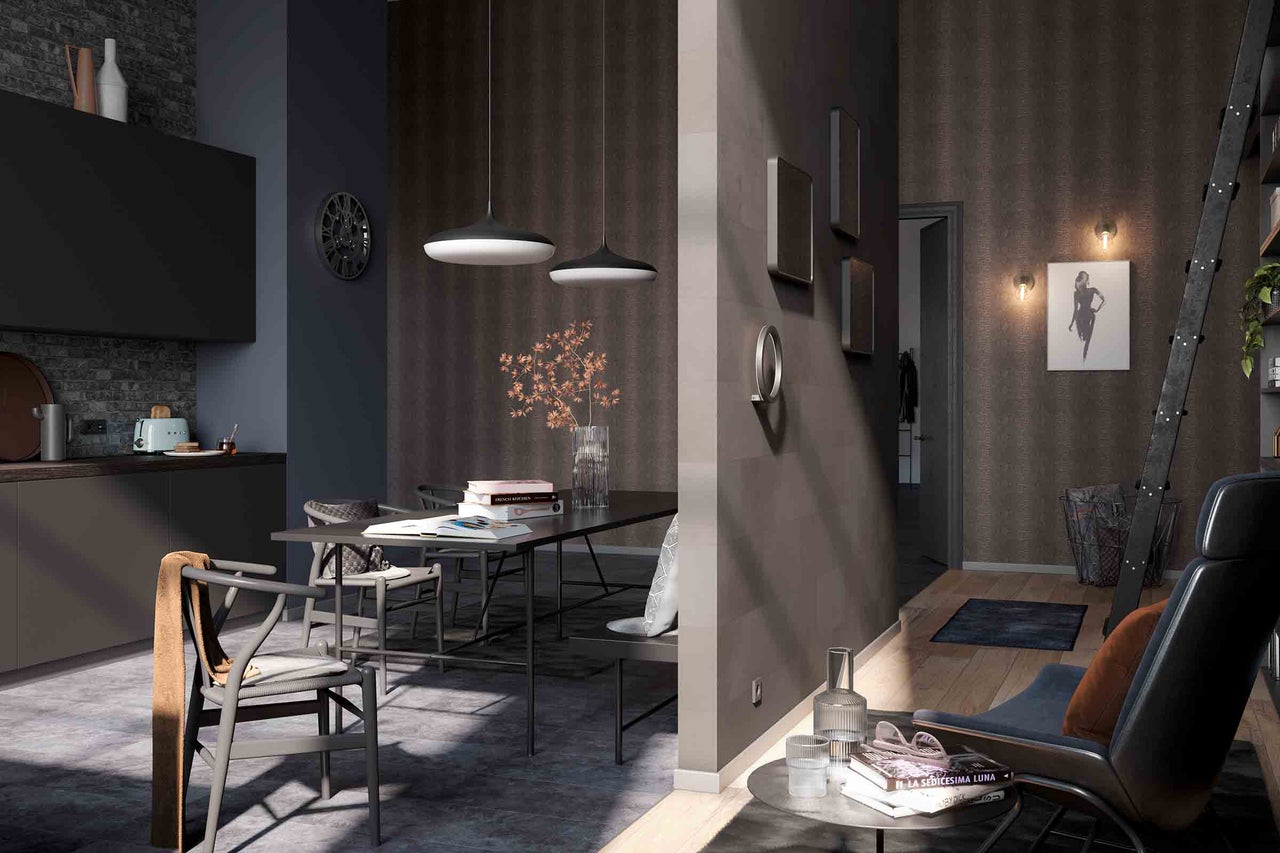 Intérieur avec table à manger, chaises, suspensions et éléments décoratifs