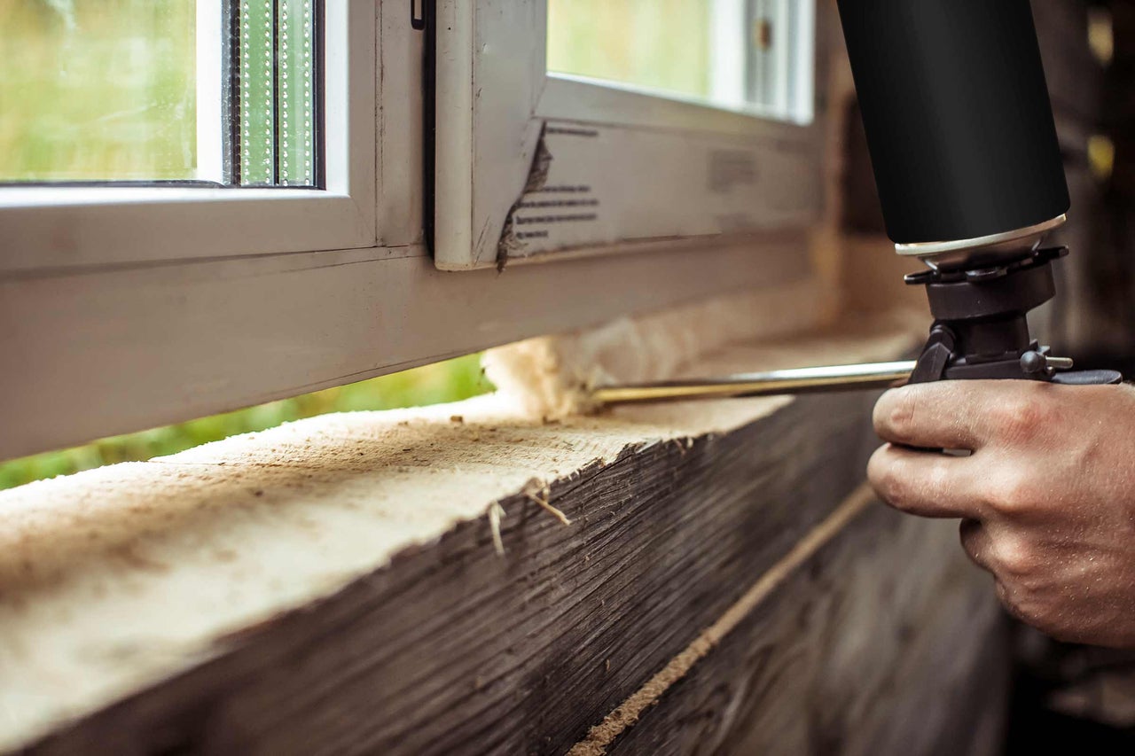 Fensterinstallation mit Bauschaumpistole zum Abdichten von Fugen