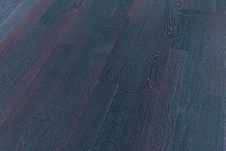 Gros plan d'un sol stratifié foncé