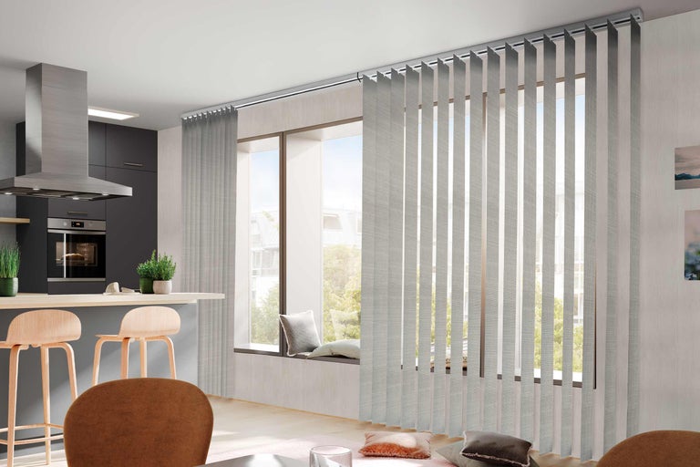 Helle Wohnküche mit Fensterfront und modernen Lamellenvorhängen zur Lichtregulierung.