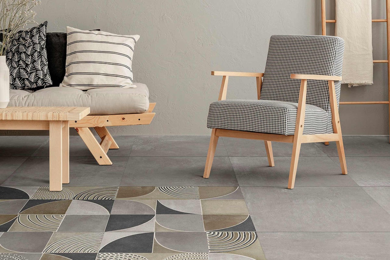 Salon avec canapé, fauteuil et carrelage de sol de différents designs
