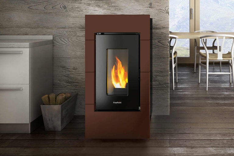 Freistehender Pelletofen im Wohnraum mit Kaminfeuer.