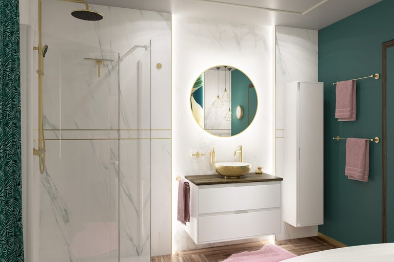 Salle de bain moderne avec mur effet marbre, douche de tête dorée, meuble sous-vasque blanc avec vasque dorée et miroir rond à LED.
