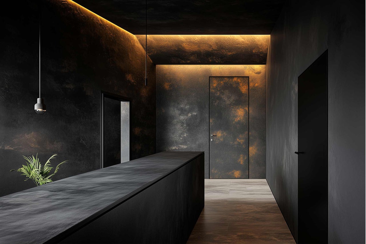 Elegantes Interieur mit dunklen Wänden, beleuchteter Decke und Holzboden