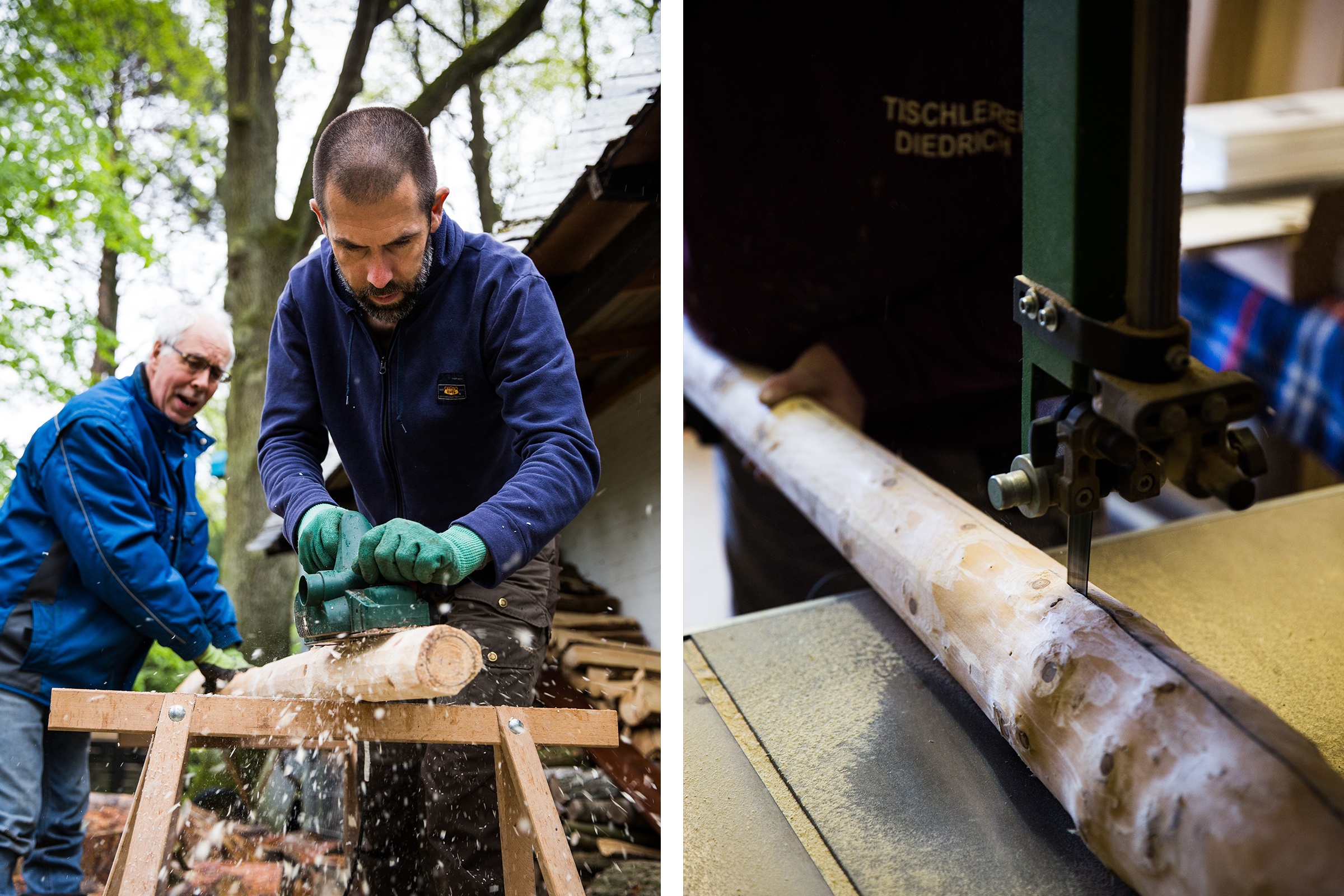 Deux hommes travaillent et coupent un tronc d'arbre avec une raboteuse et une scie à ruban.