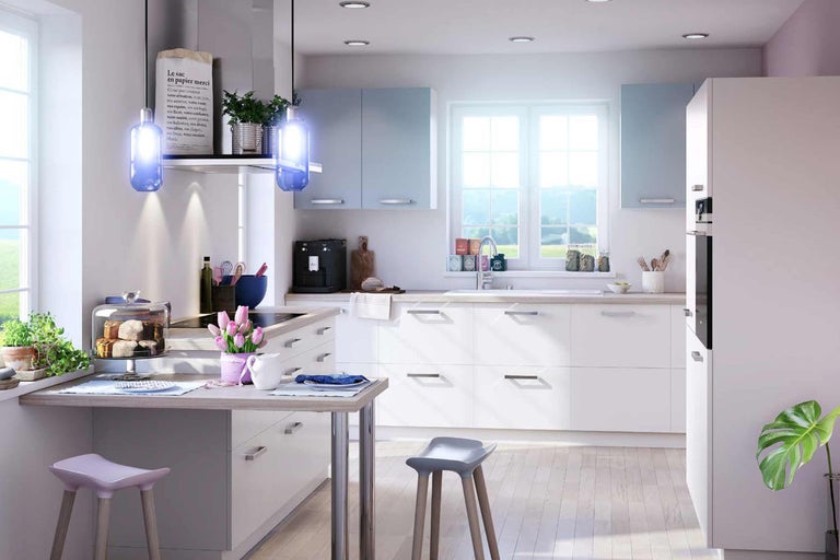 Helle Küche mit Küchenschränken, Esstisch und Barhockern