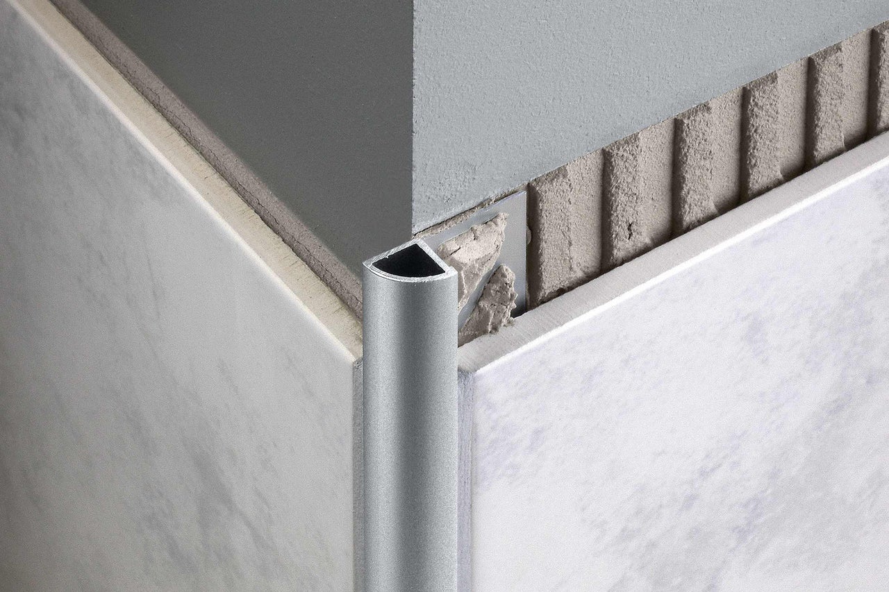 Profilé d'angle en aluminium sur un angle carrelé