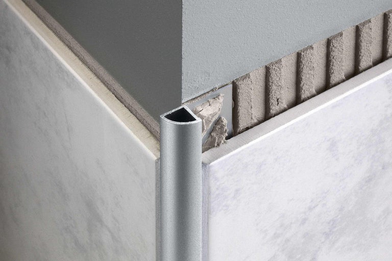 Profilé d'angle en aluminium sur un angle carrelé