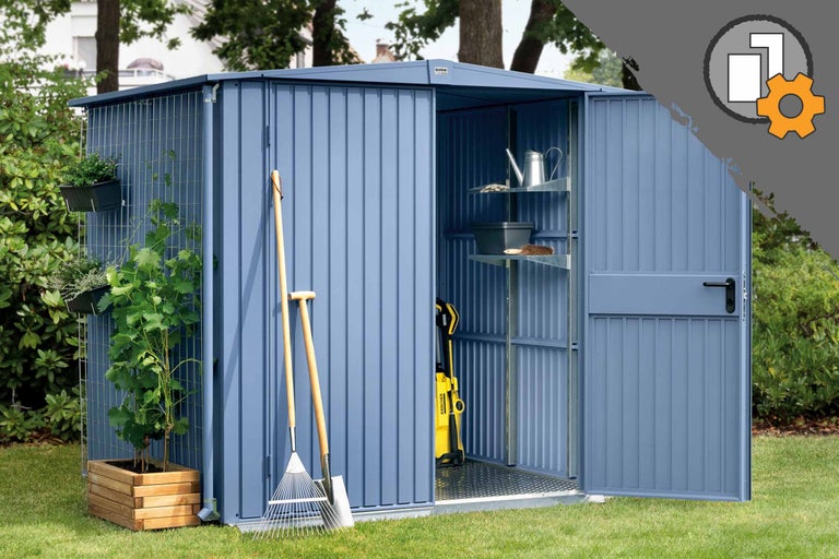 Abri de jardin spacieux avec portes ouvertes et outils de jardin