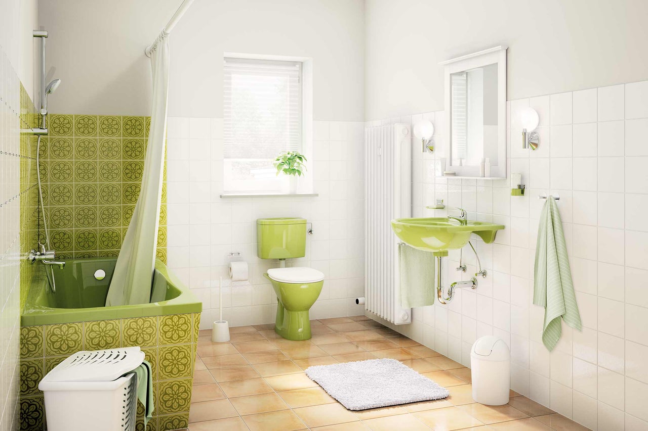 Salle de bains avec baignoire, lavabo et toilettes