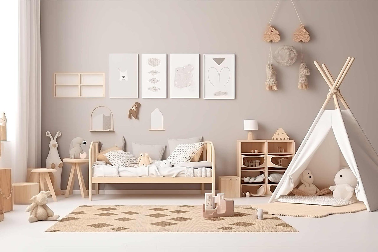 Hell eingerichtetes Kinderzimmer mit Holzmöbeln, Spielzeug und einem Tipi-Zelt.