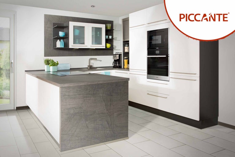 Helle Küche mit Kochinsel, Küchenschränken und Regalen.