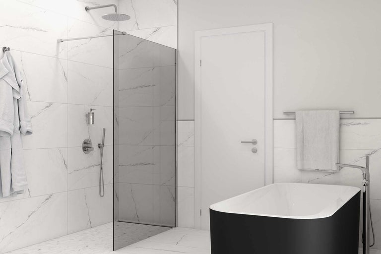 Salle de bains avec douche, baignoire, paroi de séparation en verre, serviettes et peignoir