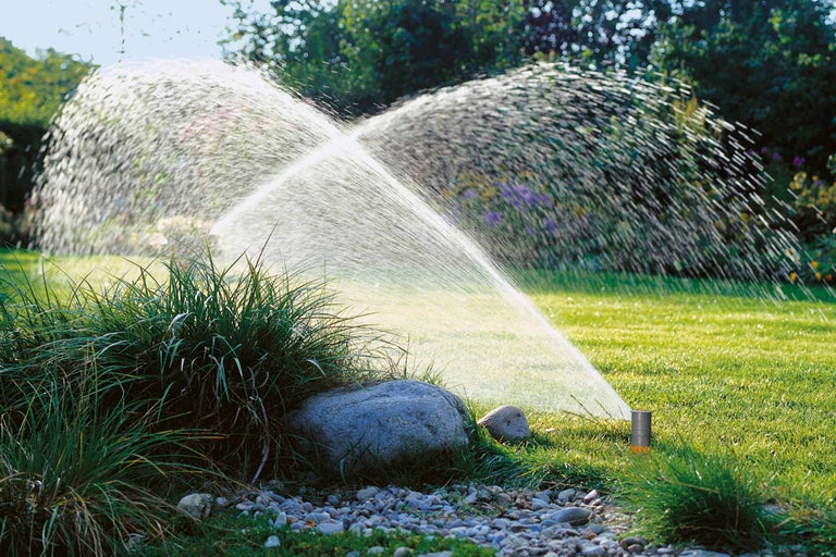 Bewässerung eines Rasens mit einem versenkbarem Rasensprenger