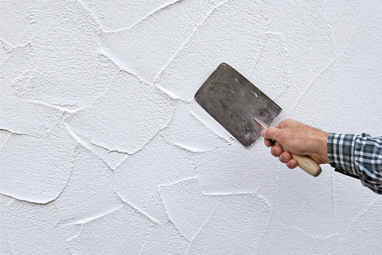 Application d'enduit extérieur à la spatule