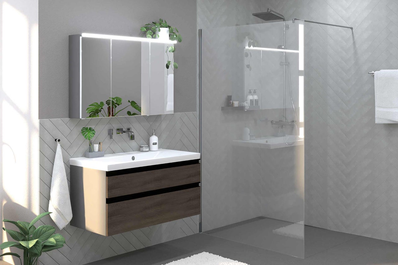 Salle de bain moderne avec meuble sous-lavabo, armoire de toilette avec éclairage et cabine de douche