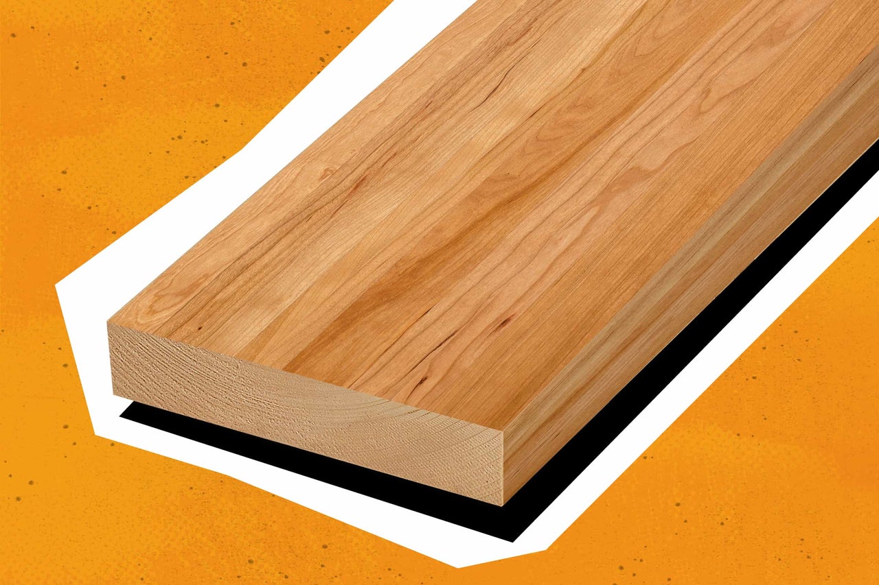 Massivholzbrett aus hellem Holz mit natürlicher Maserung für den Möbelbau und Innenausbau.