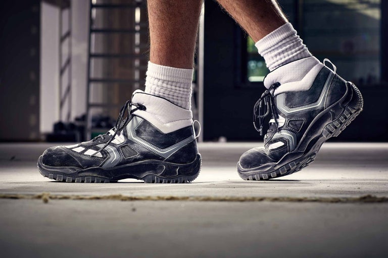 Gros plan sur des chaussures de sécurité pour chantier