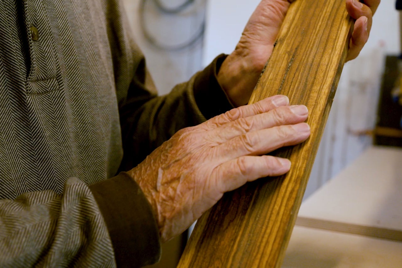 Mains tenant une planche de bois