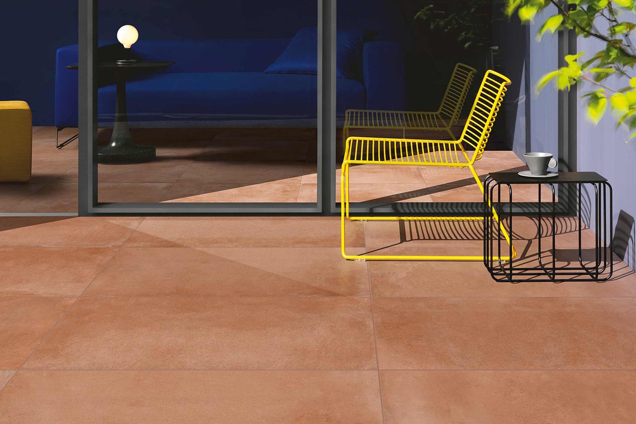 Terrasse avec carrelage au sol, chaises et table