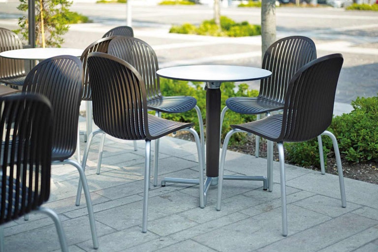 Scène avec tables et chaises d'extérieur