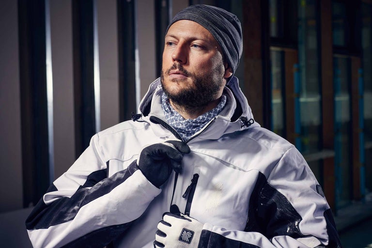 Homme avec bonnet, tour de cou multifonctionnel, gants de travail et veste de travail