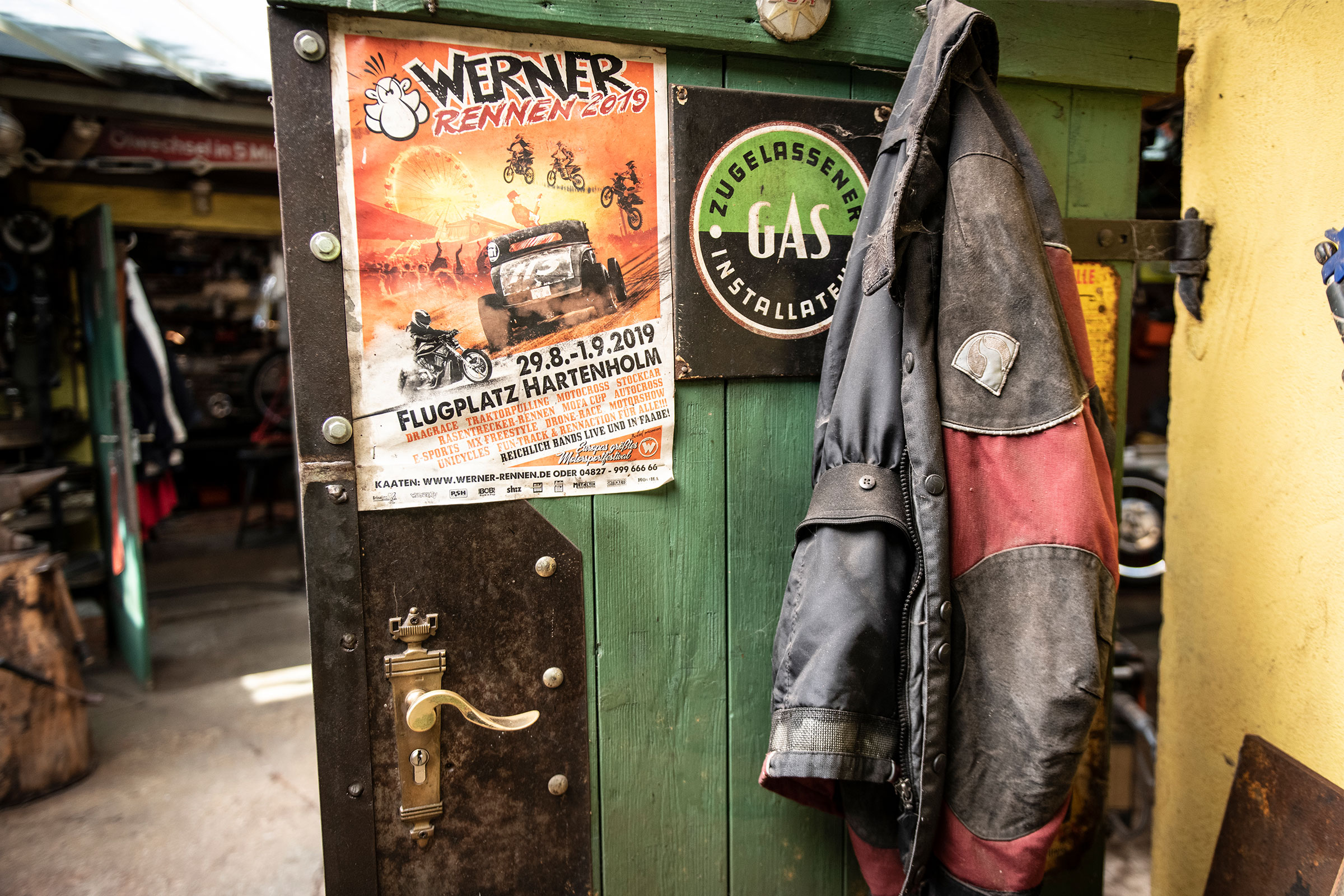 Tür mit Werner Rennen Poster, Zugelassener Gas Installateur Schild und Jacke