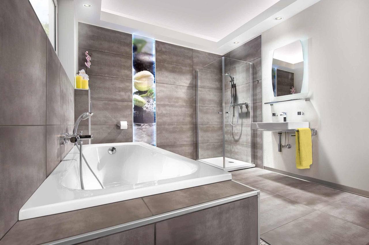 Salle de bain moderne avec baignoire, douche et lavabo