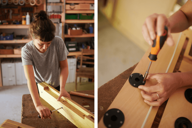 Femme assemblant du bois avec un tournevis dans un atelier