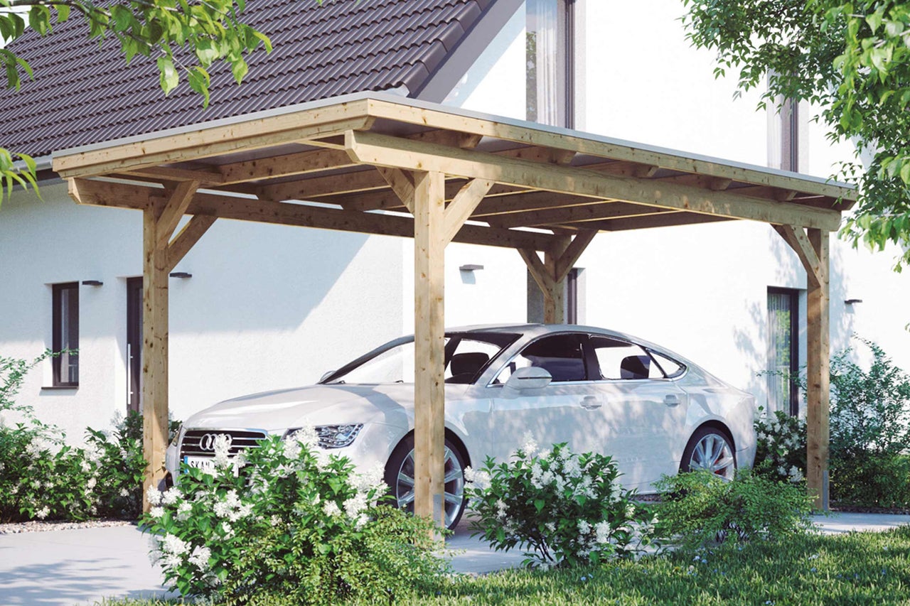 Un abri de voiture en bois protège une voiture devant une maison.