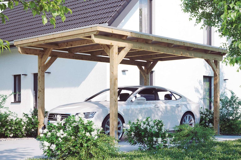 Ein Holzcarport schützt ein Auto vor einem Haus.