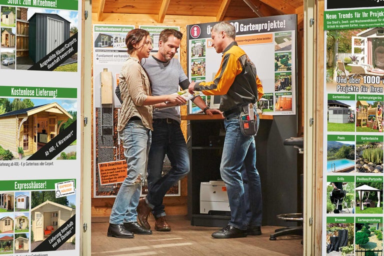 Des clients se font conseiller par un collaborateur de Hornbach sur des projets de jardin.