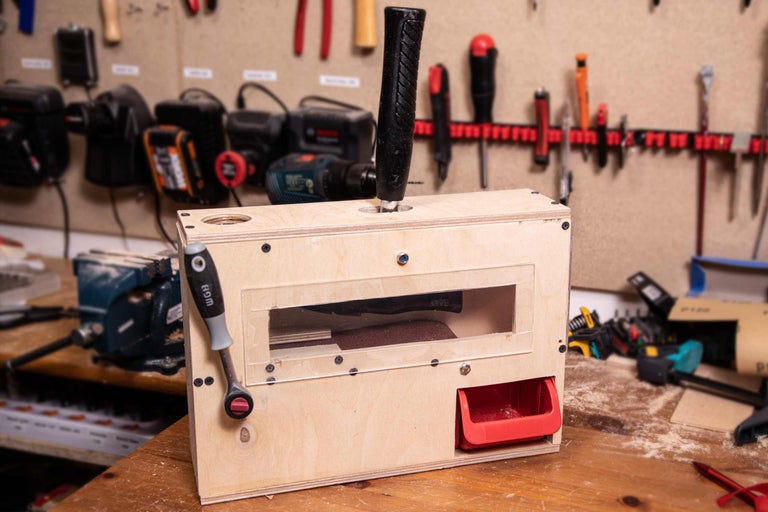 Établi avec outils et dispositif de ponçage du bois