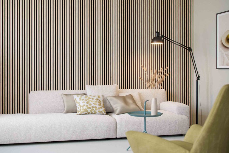 Salon avec mur en lambris, canapé et lampadaire