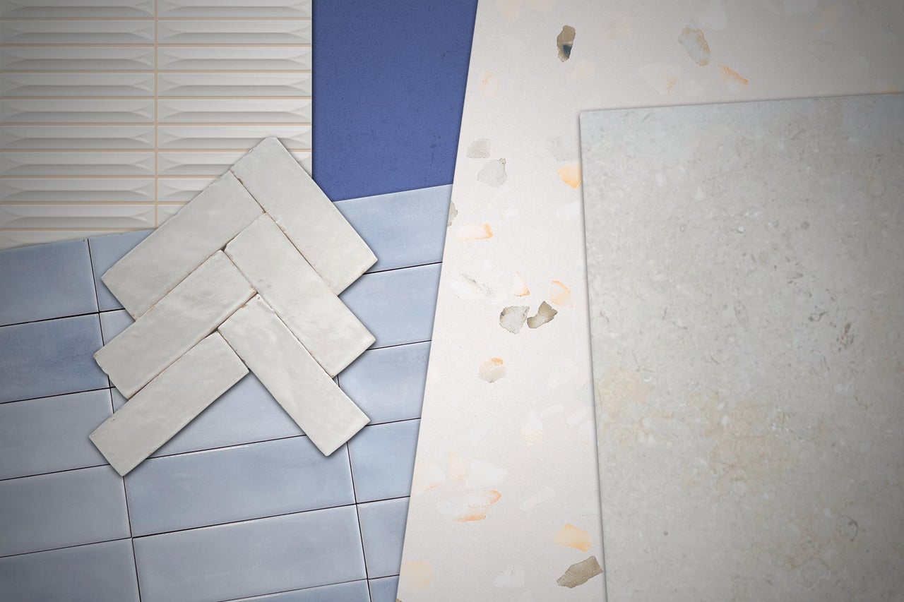 Agencement de différents carreaux avec motif à chevrons, carreaux rectangulaires, design terrazzo et surface aspect pierre.