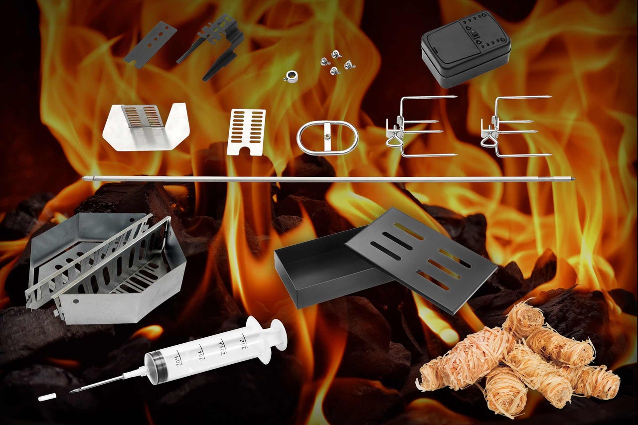 Accessoires pour barbecue sur fond de flammes et de charbon de bois, comprenant des brochettes pour barbecue, un fumoir et des allume-feu
