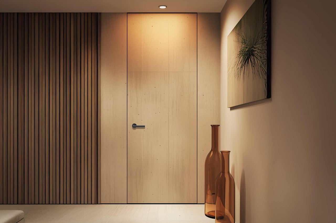 Moderne Inneneinrichtung mit Holztür, Wandpaneelen und dekorativen Glasflaschen