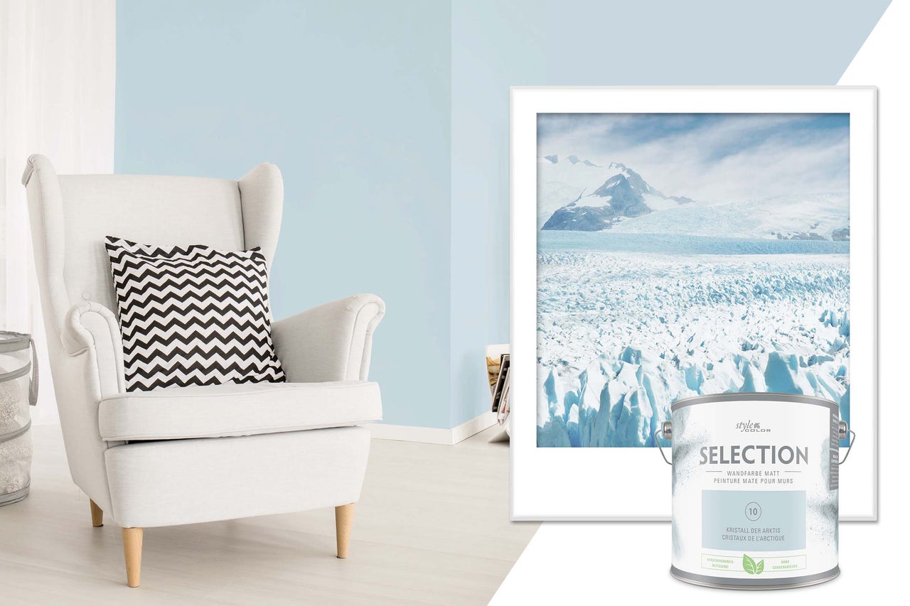 Scène avec fauteuil, photo de glacier encadrée et pot de peinture murale mate