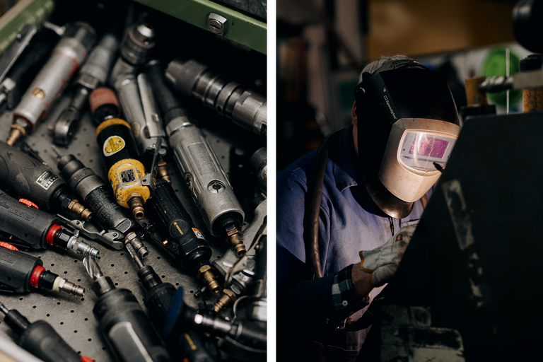 Eine Werkzeugkiste gefüllt mit Schleifwerkzeugen und ein Arbeiter mit einer Schweißmaske