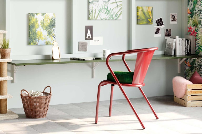 Aménagement d'un bureau avec bureau, chaise et éléments décoratifs