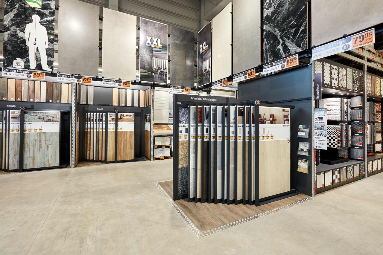 Présentation de carreaux dans le magasin Hornbach avec différents designs et matériaux