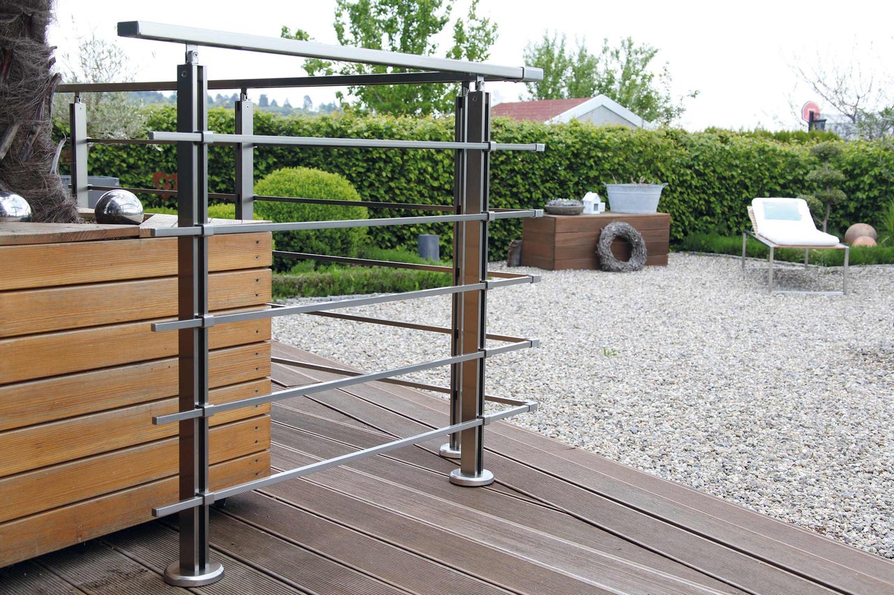 Extérieur avec terrasse en bois et garde-corps en acier inoxydable