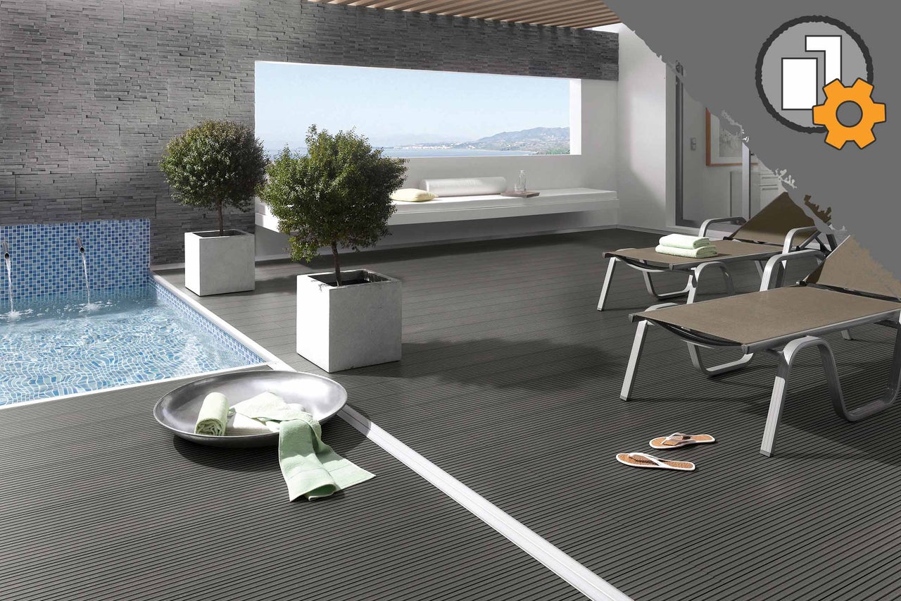 Terrasse avec piscine, chaises longues et pots de fleurs pour une atmosphère de détente en plein air